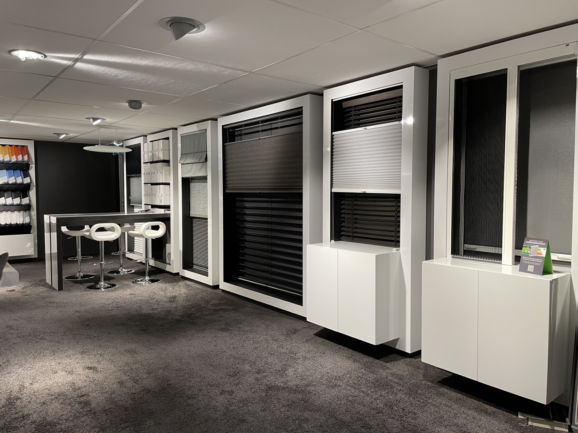 raambekleding showroom blaauw woonidee